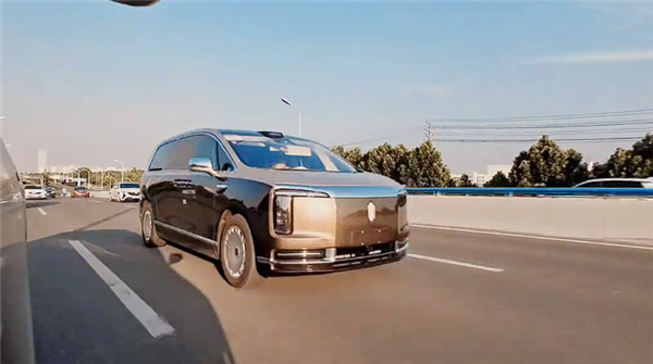 百万价位MPV！尊界V800实车曝光：车头巨大车标极其醒目
