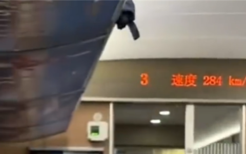 男子骑摩托车狂飙几乎追平高铁 官方通报：涉嫌严重超速 为博流量拍视频