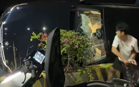 18岁小伙凌晨拆极核电池砸车救人：极核副总全网寻人送车