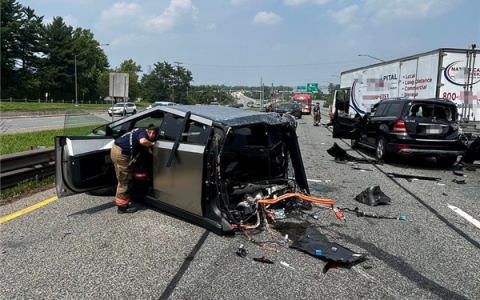 美国搬家卡车失控连撞十多辆车：一特斯拉Cybertruck被拦腰截断
