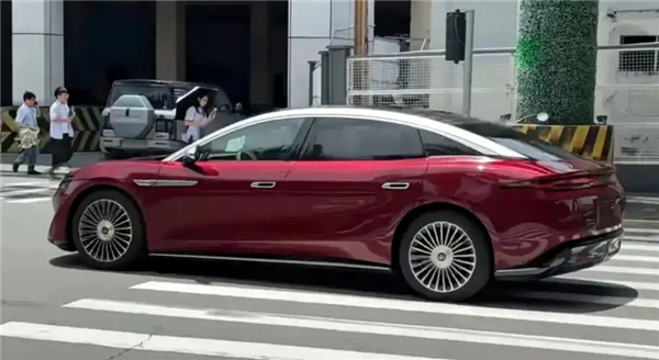 王朝网旗舰轿车!比亚迪大汉中国红实车图流出:双色车漆+多辐轮圈