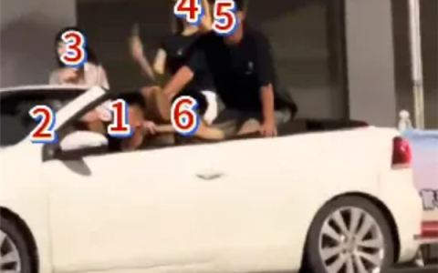敞篷跑车深夜耍帅翻车！为博流量肆意摆拍 无牌无证竟还塞满六人