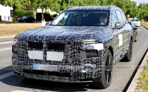 宝马首款纯电SUV iX7谍照曝光：翼片式门把手一碰就开 大屏还能玩游戏