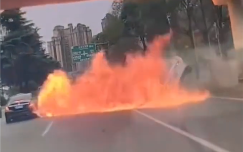 绿牌新能源油路被撞破 成都一汽车被追尾瞬间腾起大火