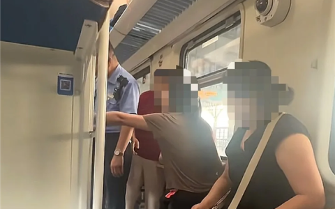 上铺的行李能不能放到下铺床下 网友：应先到先得 12306回应