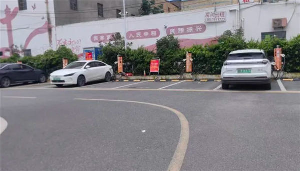 交100元罚款才能离开!燃油车停充电车位被运营方强行上锁