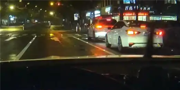 提车仅两周奔驰C260L路口突然趴窝:等红灯踩油门不走 故障灯全亮