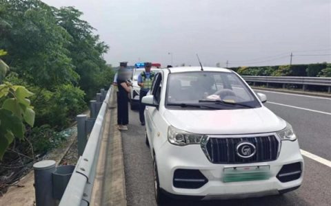 高速超车道惊现老头乐：跟随前车从ETC通道驶入