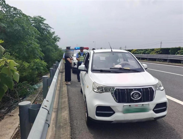 高速超车道惊现老头乐:跟随前车从ETC通道驶入