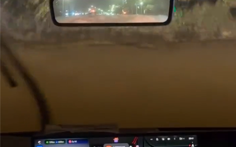 路面积水淹了半个挡风玻璃：极氪9X化身“潜水艇”