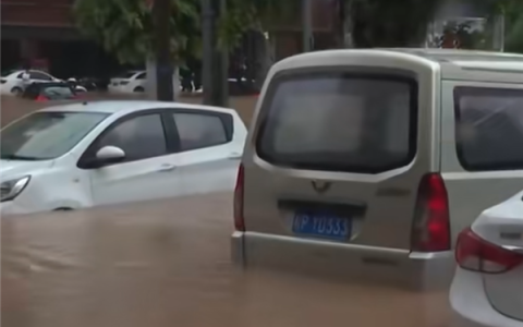 熄火千万别二次启动！央视详解：暴雨致车辆泡水保险如何理赔