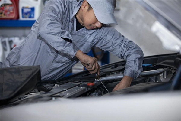 4S店换胎一千六 汽修店补胎仅一百！新能源车主：想省钱又怕丢质保