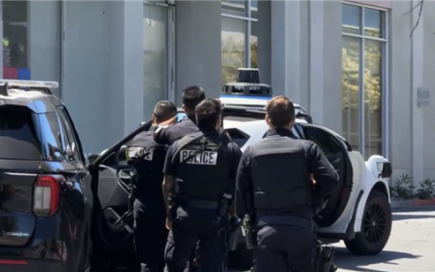 青少年无人驾驶车内向路人射水弹 Waymo假装故障并自动报警协助抓人