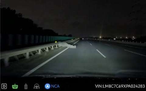 该压过去还是该躲开 华为智驾夜间高速避让塑料袋引热议