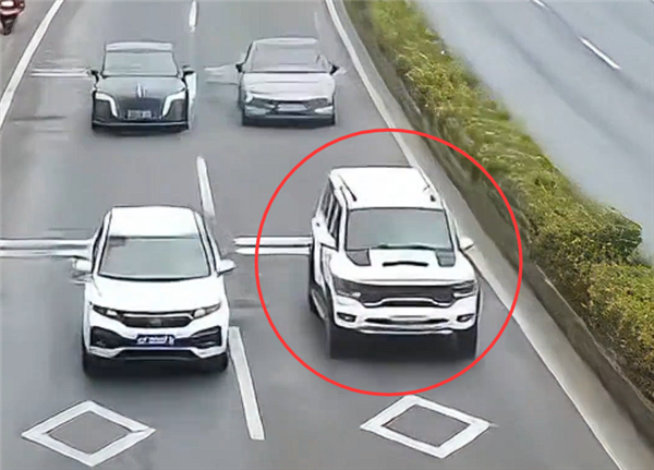 2.68万买的巨型老头乐皮卡开上路:暂扣车辆、处罚驾驶人