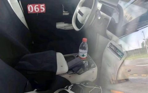 疑小米增程大SUV内饰曝光：配悬浮中岛、前排左右可互通