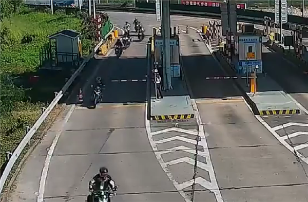 10台摩托车组团冲卡上高速1人死亡 网友:又为禁摩出力