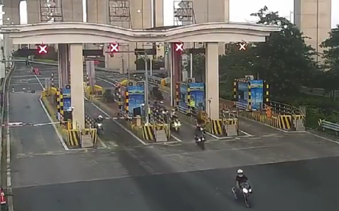 10台摩托车组团冲卡上高速1人死亡 网友：又为禁摩出力