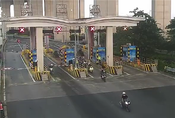 10台摩托车组团冲卡上高速1人死亡 网友:又为禁摩出力